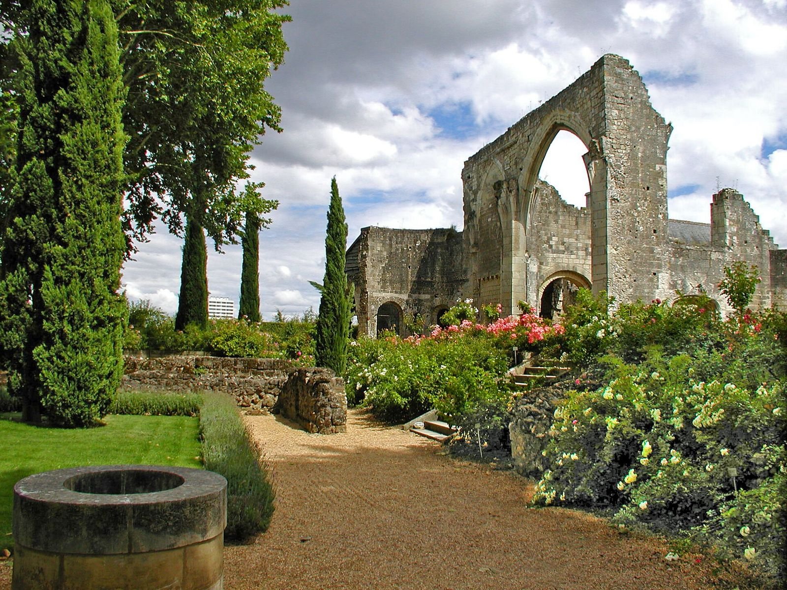 Les vestiges de l'église du prieuré de Saint-Cosme, à La Riche Les vestiges de l'église du prieuré de Saint-Cosme, à La Riche