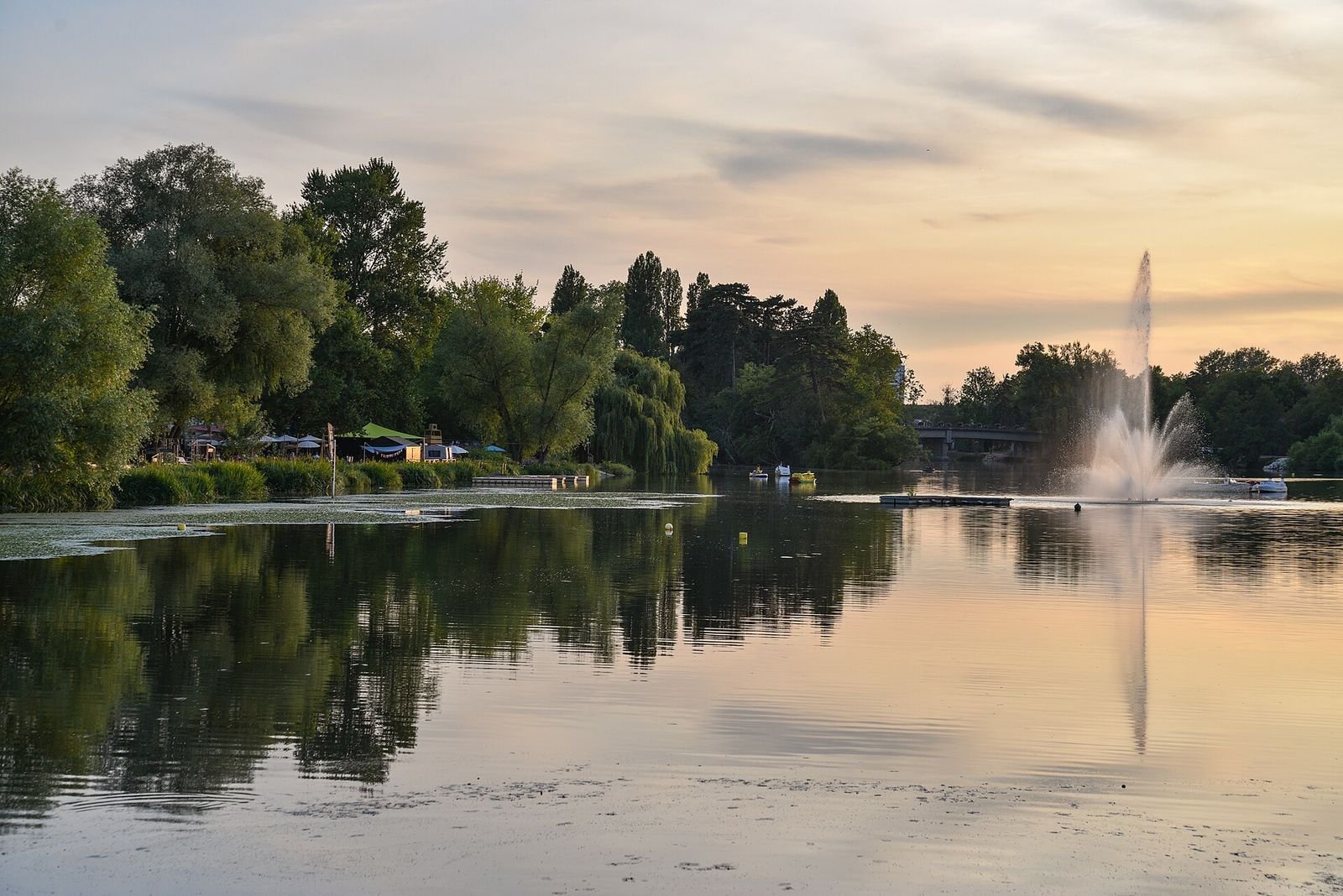 Le lac et la guinguette de Saint-Avertin Le lac et la guinguette de Saint-Avertin