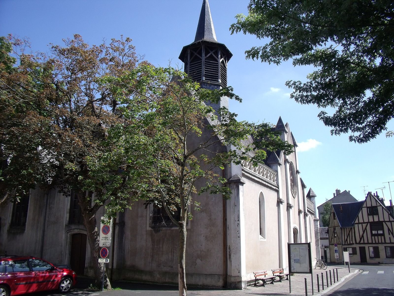 L'église Saint-Pierre, place Saint-Pierre, à Saint-Pierre-des-Corps L'église Saint-Pierre, place Saint-Pierre, à Saint-Pierre-des-Corps
