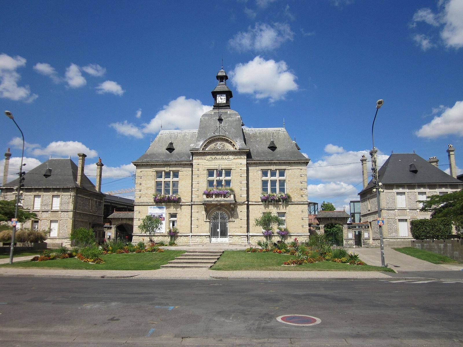L'hôtel de ville de Saint-Pierre-des-Corps L'hôtel de ville de Saint-Pierre-des-Corps