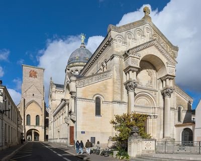 La basilique Saint-Martin et la tour Charlemagne, à Tours